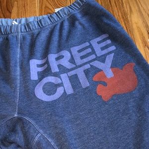 3/4 FREE CITY sweatpants in Navy